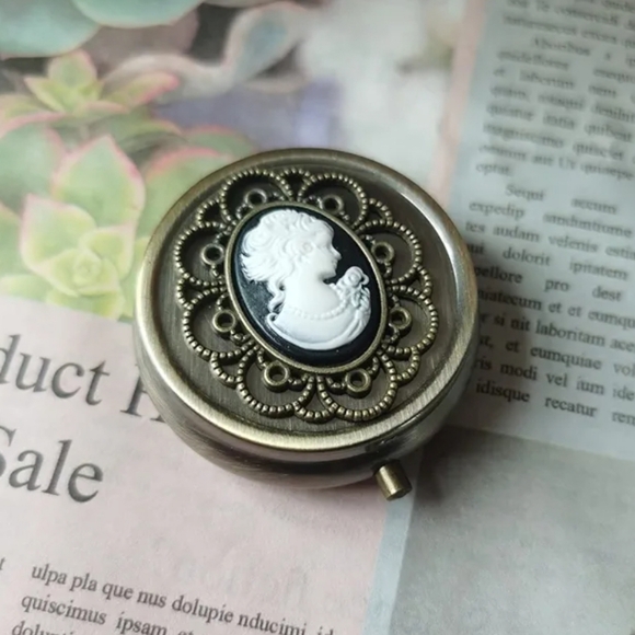 Accessories - 🐎NEW! Vintage Style Cameo Pill Box